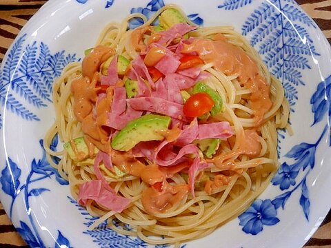 アボカド・トマト・ハムの冷製パスタ